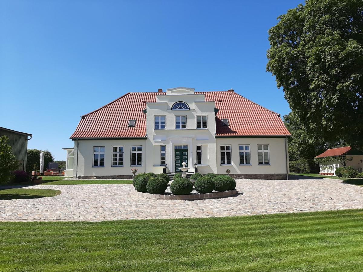 Отель Gutshaus Neu Farpen Neuburg  Экстерьер фото